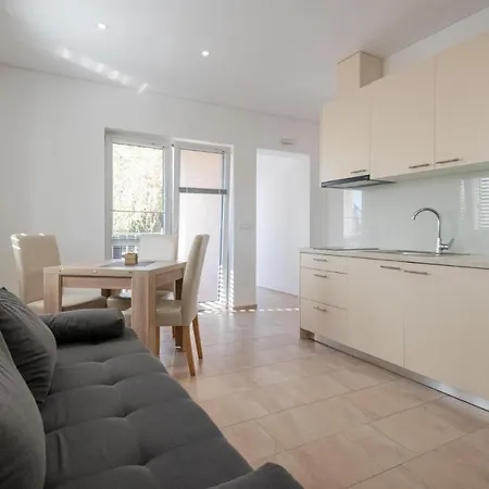 Lovely In With Kitchen * גראדאץ