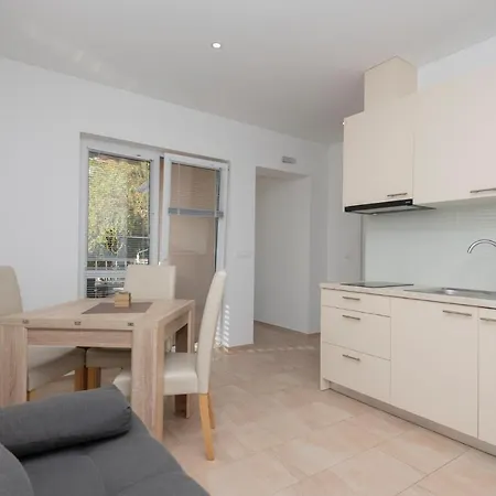 Lovely In With Kitchen * גראדאץ
