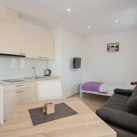 Lovely In With Kitchen * גראדאץ